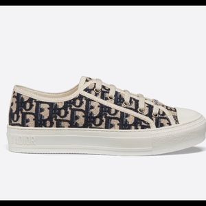 WALK'N'DIOR SNEAKER
Deep Blue Dior Oblique Embroidered Cotton